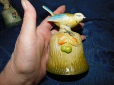 VINTAGE HANDBEMALTE PORZELLANGLOCKE MIT BLAUMEISE VOGELGRIFF STRUKTURIERTER K&Ouml;RPER 4,5"