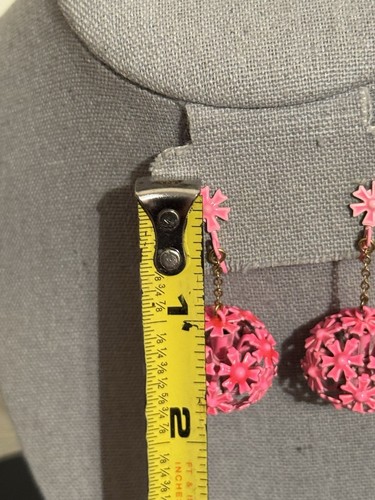 Orecchini pendenti vintage anni '60 flower power smalto rosa fucsia fiore clip on - Foto 8 di 8