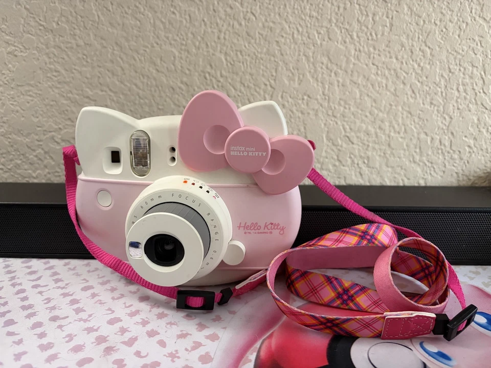 Kit de cámara instantánea FUJIFILM Hello Kitty Fuji Cheki Instax rosa mini serie Foto 2 de 4