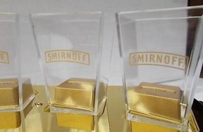 66x Smirnoff Vodka Gold Kunststoff Schnapsgläser Old New Stock Restposten