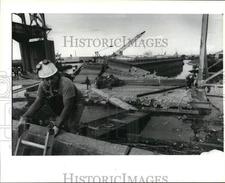 1993 Press Photo Bobby Boswell, a Boh Brothers iron worker climb over seawell
