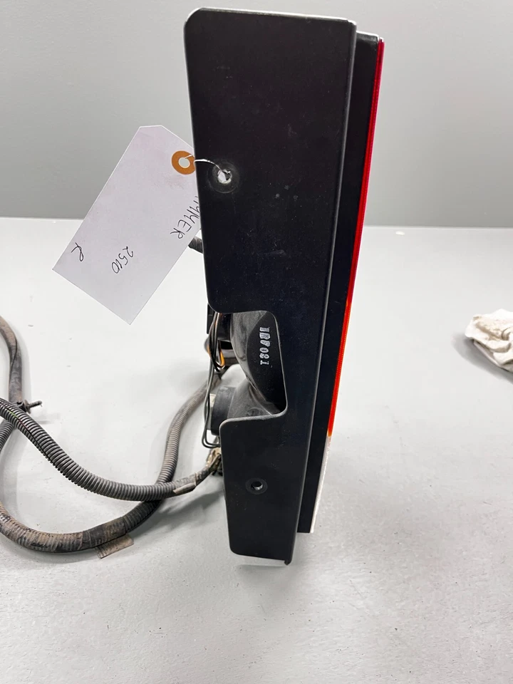 LUZ TRASERA DERECHA LUZ TRASERA CONJUNTO LÁMPARA TRASERA OEM 2003 - 2004 HUMMER H2 Foto 3 de 4