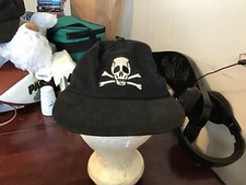 pirate with skull and bones hat