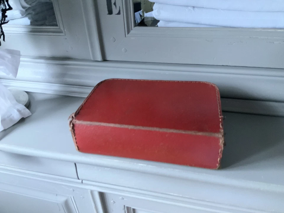 ancienne Valise D’enfant Rouge Et Linge Ancien Lot De Dentelle Coiffe ETC… - Photo 4/4