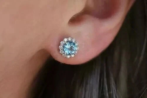Aretes para mujer de oro blanco de 14 k con topacio azul simulado/circonita cúbica corte redondo de 5 quilates Foto 4 de 4