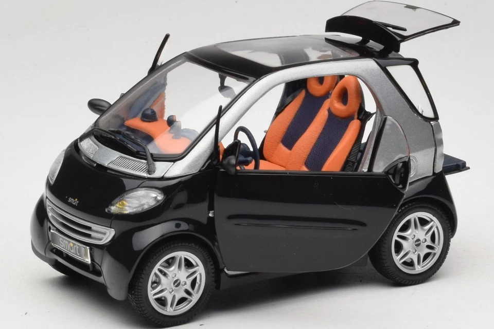 0004830V000C08Q00 Smart Fortwo Black Kyosho 1:18 - Immagine 2 di 4