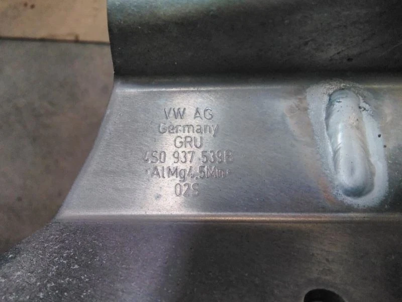 AUDI R8 2017 soporte de montaje de aluminio Foto 2 de 4