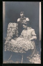 Photo postcard Duke and Duchess of Saxe-Coburg-Gotha with Hereditary Prince Johann Leopol