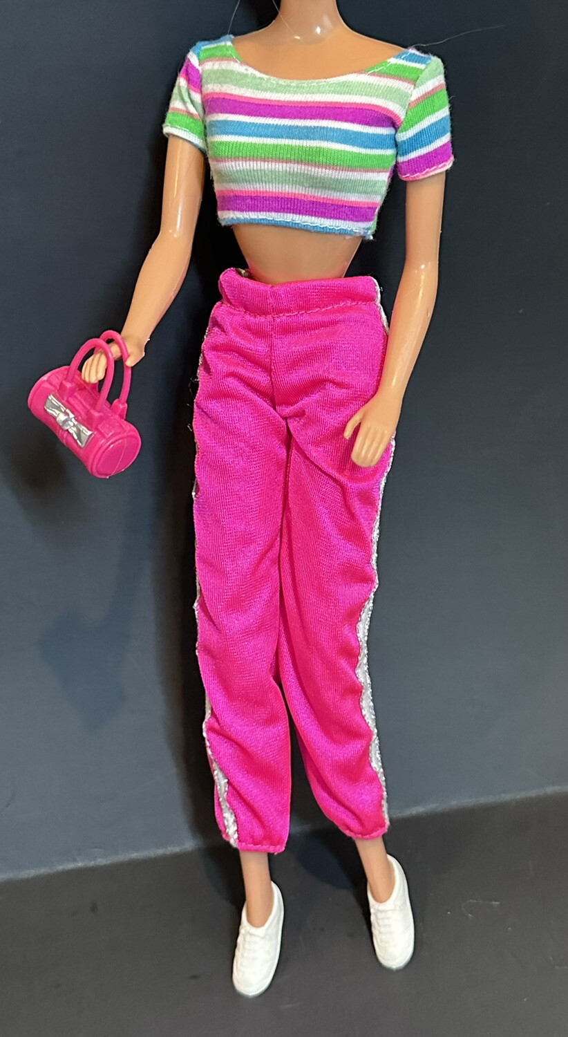 Lotto di abiti vintage Barbie casual moda con scarpe da tennis bianche