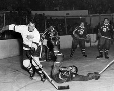 646842 1950 Gordie Howe Tony Leswick Hockey Wall Print Poster