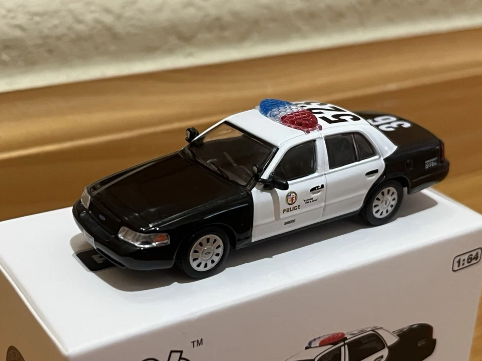 596 Model 1:64 Ford CROWN VICTORIA POLICE INTERCEPTOR LAPD Limited Edition RTS - Image 2 of 4