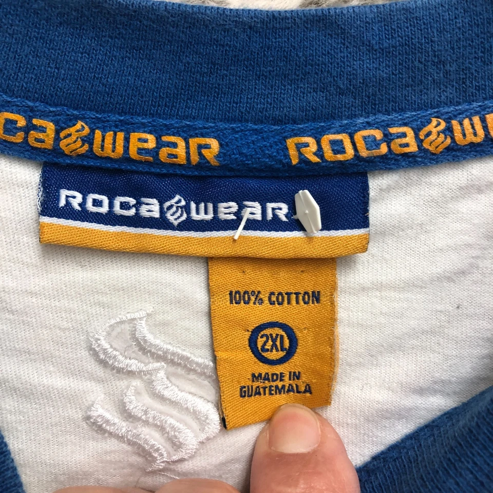 VINTAGE Camisa Rocawear 2XL Adulto Blanco Azul Cuello Redondo Manga Corta Camiseta Años 90 Para Hombre Foto 4 de 4