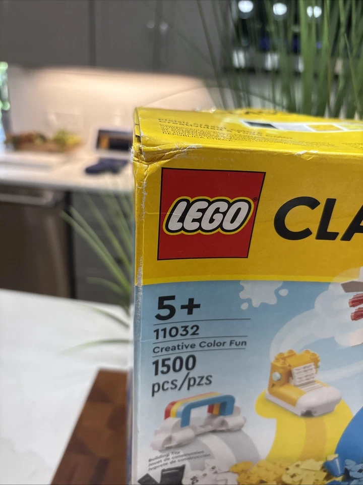 LEGO CLASSIC: Creative Color Fun (11032) - Image 2 of 4