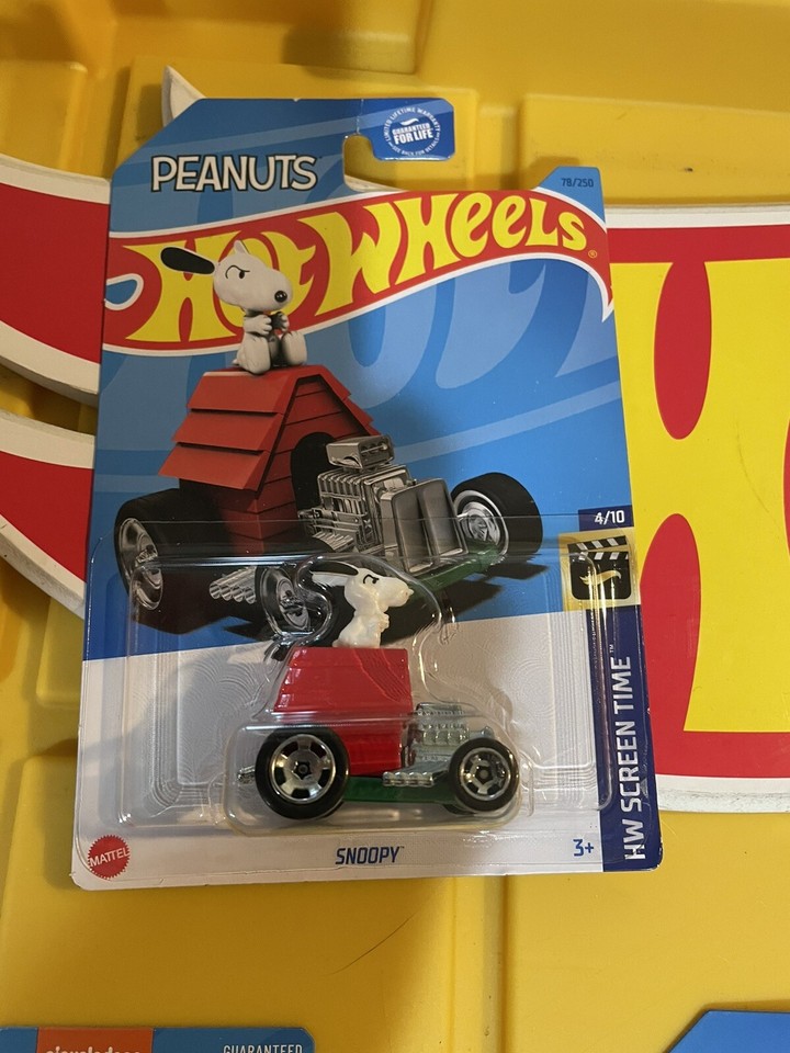 Hot Wheels Cool Novelty Mix! Screen Time Barbie, Turtles, Batman And