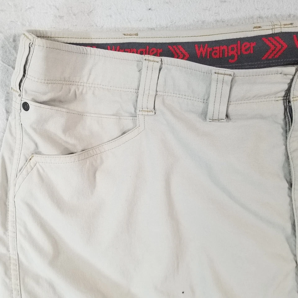 Wrangler outdoor cargo shorts men's 46x9 beige tech performance stretch flawed - Image 2 of 4