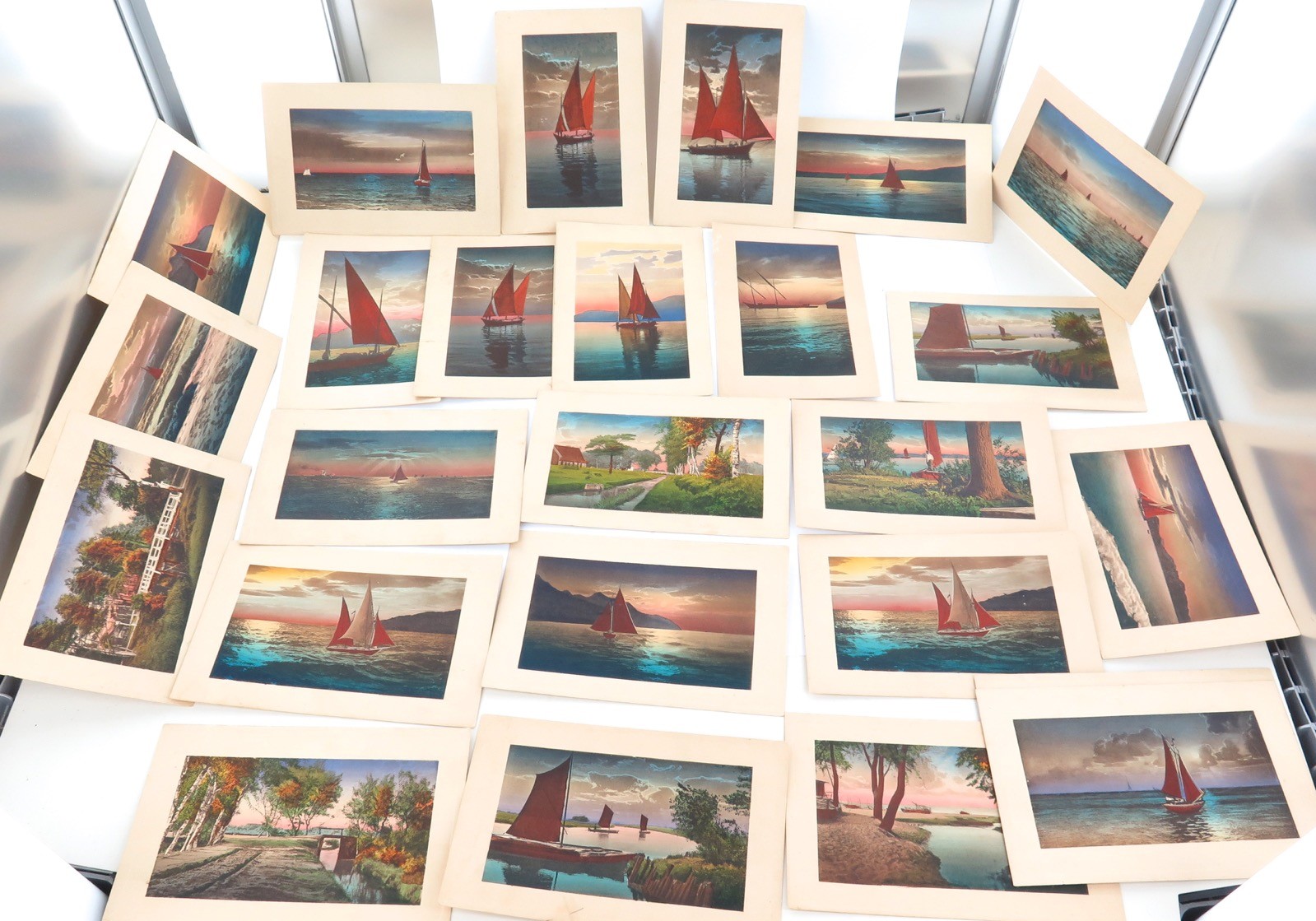 .EARLY 1900s SUPERB LOT 25 HIGH QUALITY LITHOGRAPH POSTCARDS. UNKNOWN SERIES.