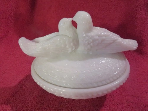 Vintage Westmoreland Glass White Milk Love Birds On Nest Covered Candy Dish