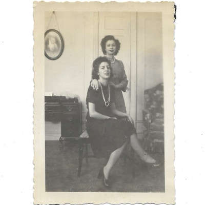 Vintage 1930s Photo Beautiful Sisters Living Room Bronx NY NYC Brunette Pearls