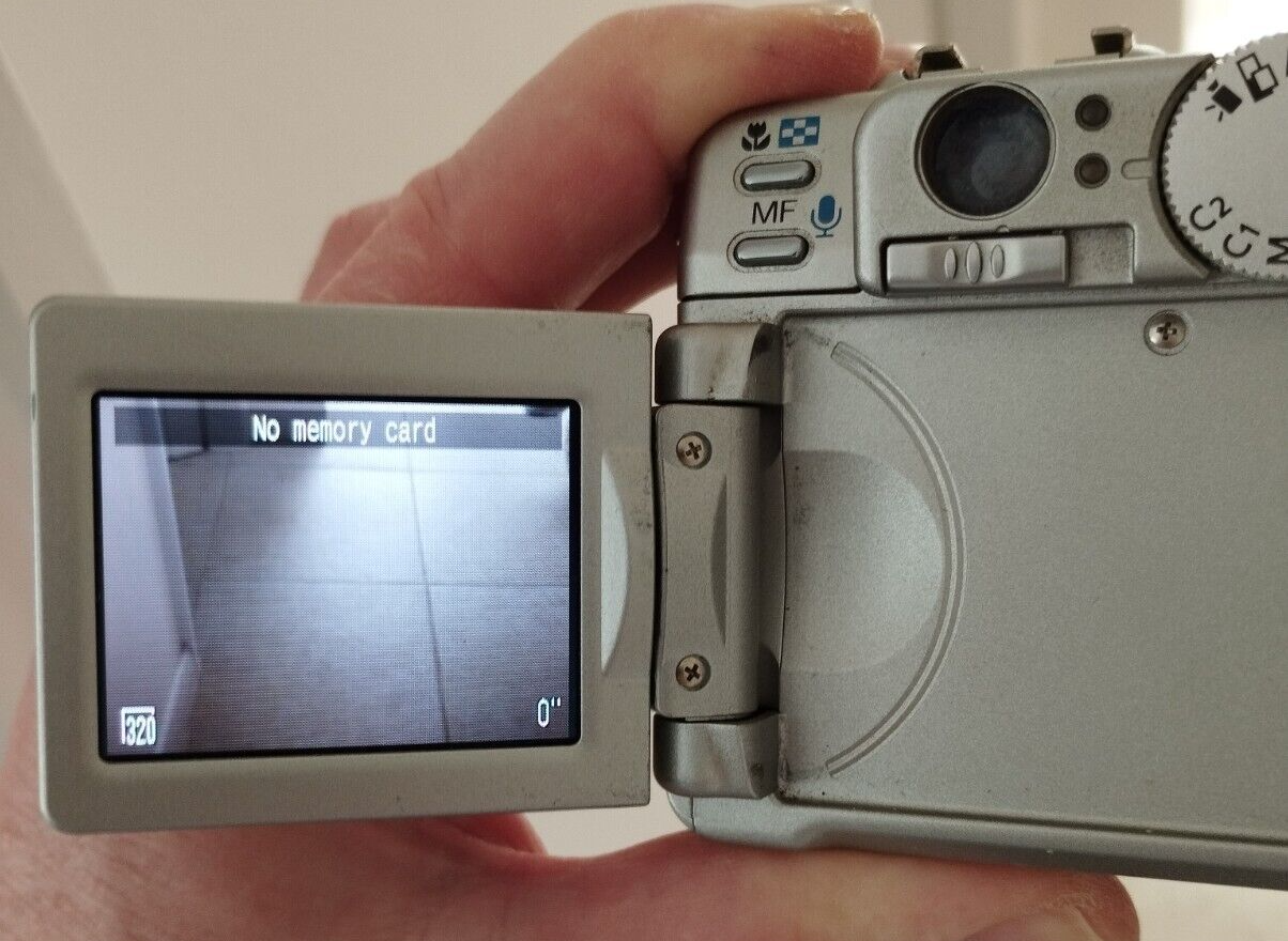 Canon PowerShot G6 camera plus accessories powers up not fully