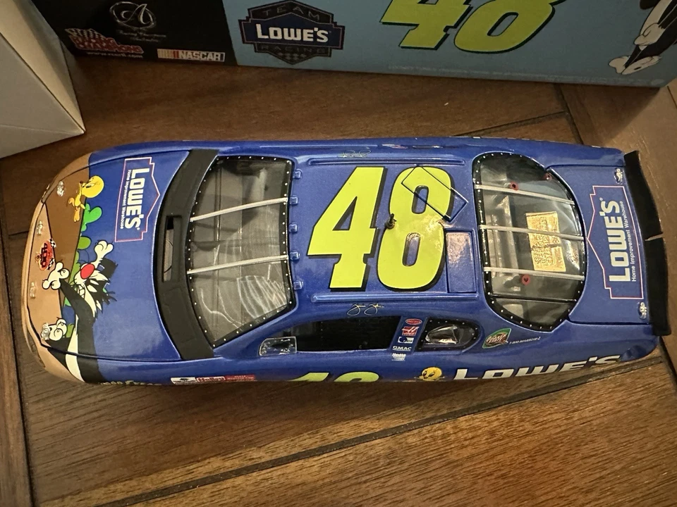 Jimmie Johnson Chevy Monte Carlo 400 Revancha Diecast Loony Tunes 2002 Stock Car Foto 2 de 4