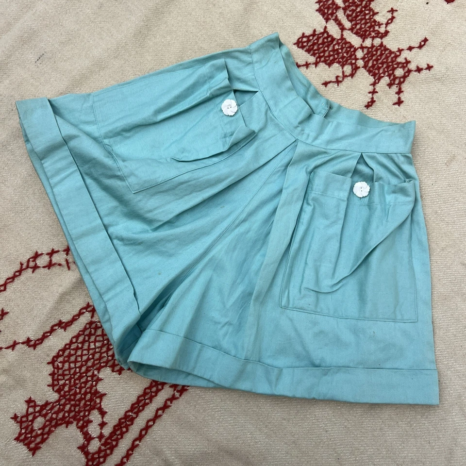 Vintage 1930s Blue Cotton Shorts Hip Pockets Flower Buttons Sportswear Separates - Image 2 of 4