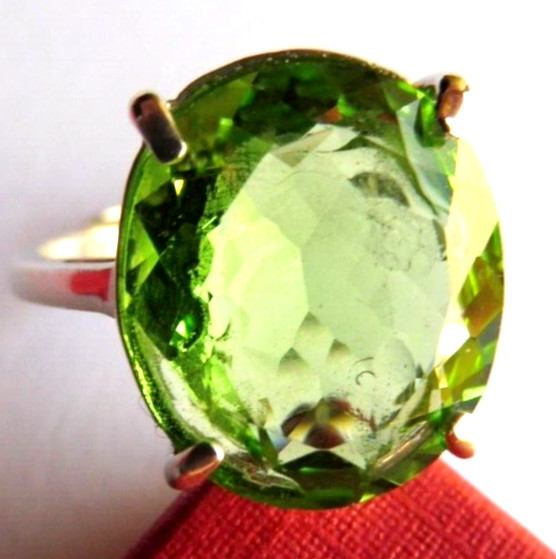Bague en Tsavorite naturelle ajustable idéale pour vos soirées et cocktails
