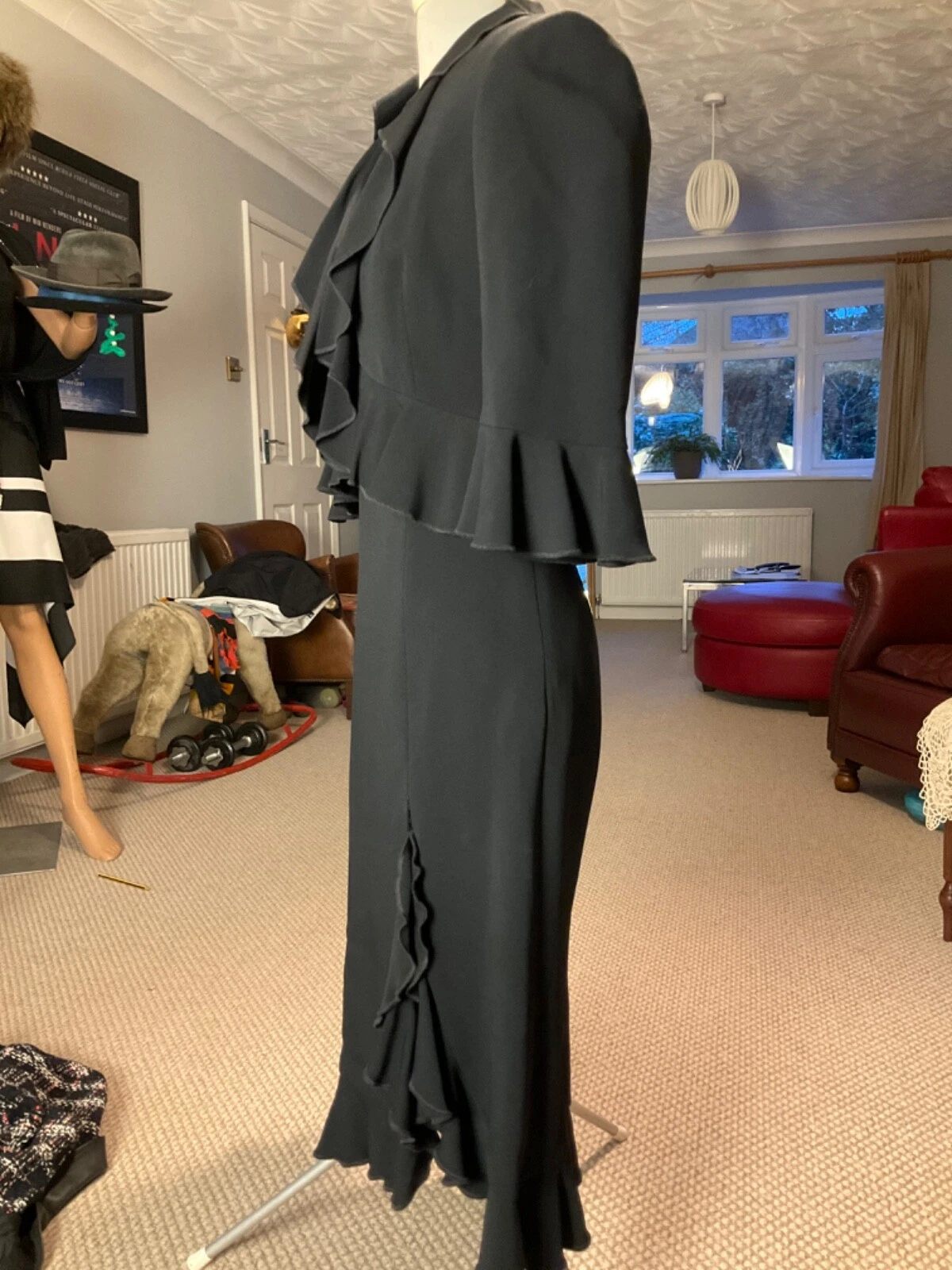 Abito Moschino nero economico e chic bordo arricciato taglia UK10