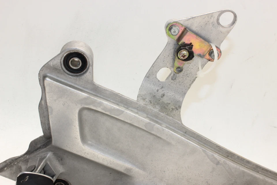 Honda St1100 1999 ABS reposapiés delantero izquierdo clavija soporte de paso OEM Foto 3 de 4