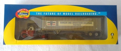 Athearn H0 #28013 Mack B w/40' Exterior-Post Trailer Bangor & Aroostook in OVP