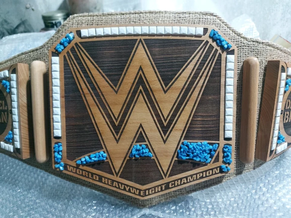 Cinturón de lucha de campeonato de madera ecológico Daniel Bryan réplica tamaño adulto Foto 4 de 4