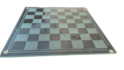 Schachspiel mit Schachbrett aus Glas