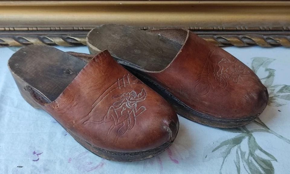 ANCIENNE PAIRE DE SABOTS ENFANT CUIR ET BOIS MOTIF CHIEN PLUTÔT DISNEY - Photo 2/4