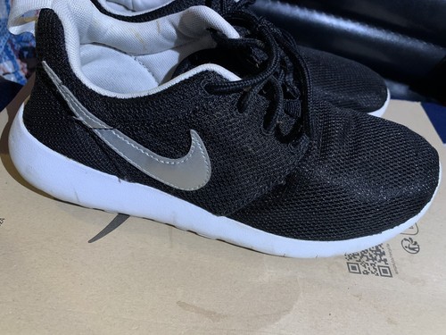 Nike Roshe Run Trainers Shoes Black White Size UK4.5 kids youth girls 599728-021 - Picture 2 of 9