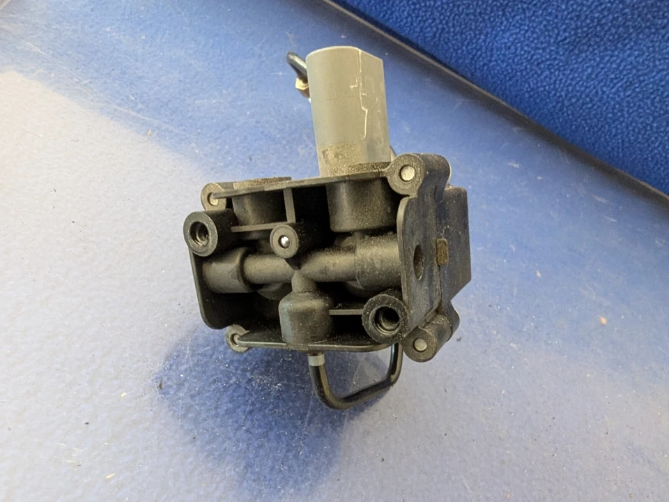 08-14 BMW X6 (E71) BLOCO DE VÁLVULA DE CONTROLE DE PRESSÃO SUSPENSÃO A AR 37206789937 - Imagem 4 de 4