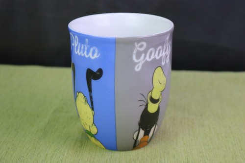 "Taza de café Disney Back of Heads Mickey Goofy Donald y Plutón ""90 años de magia" - Imagen 2 de 6