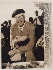 1962 King Gustav VI Adolf Etruscan Artifact Manziana Italy Original Press Photo