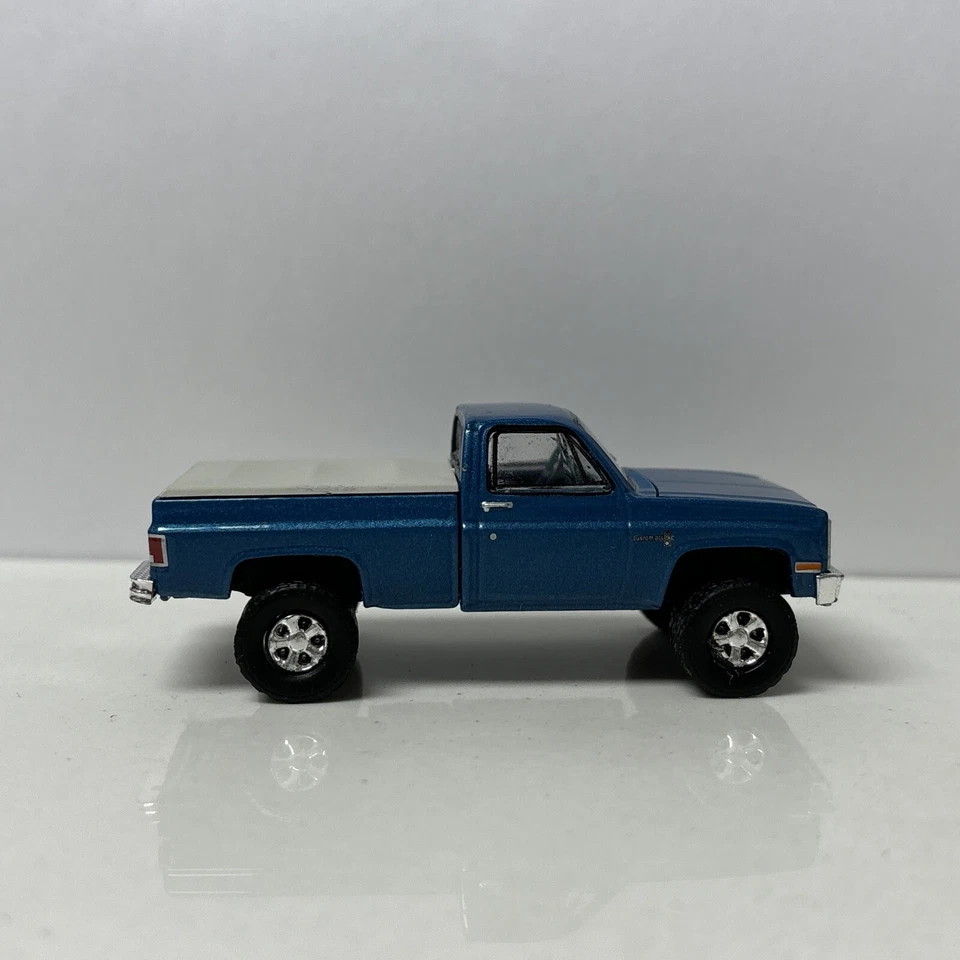 Chevy C20 Custom Deluxe 1981 Greenlight 1/64 azul elevado personalizado Foto 2 de 4