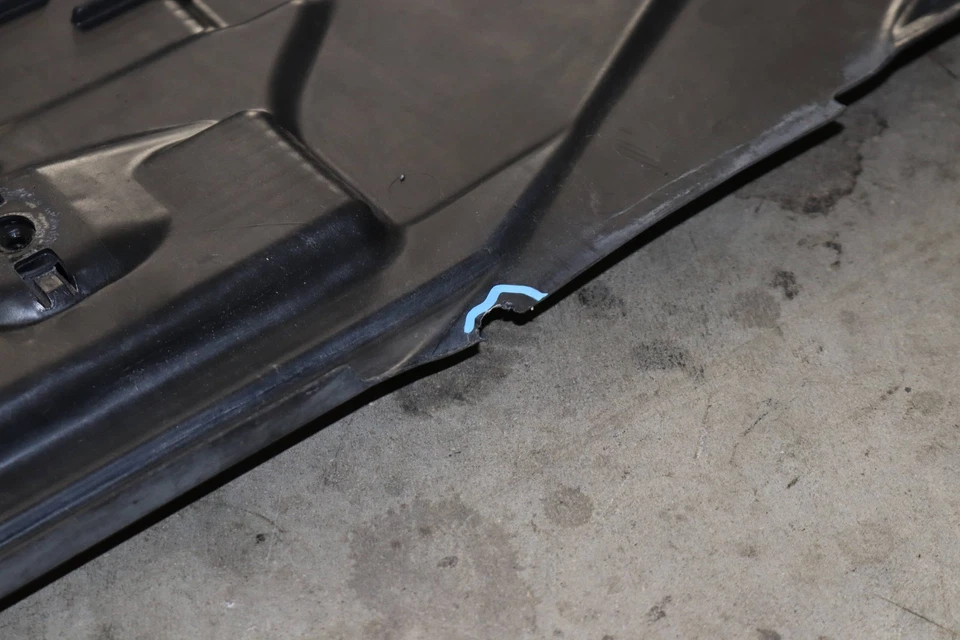 Mercedes-Benz C350 2008-2015 - Panel inferior izquierdo / escudo 2046804308 Foto 4 de 4