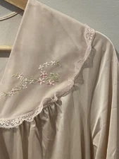 Vintage Shadowline Lavender Robe Flowers Embroidered - Size Medium USA