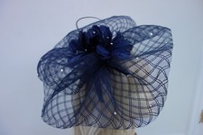 Damen toller großer Fascinator marineblau mit Glitzer am Band sehr guter Zustand
