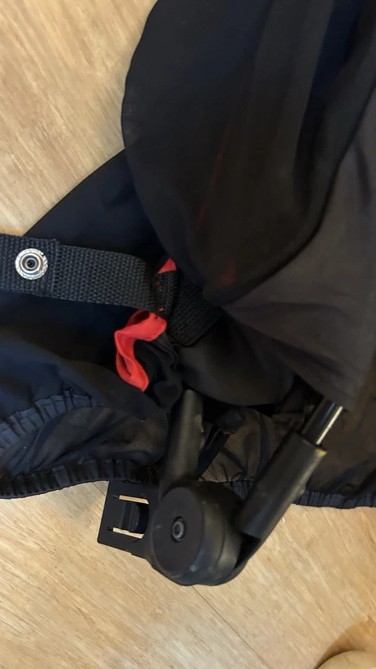 Cochecito Baby Trend Tour vagón negro/rojo con dosel parasol Foto 3 de 4