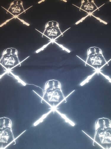Sabre léger Star Wars Dark Vador brillant dans le noir tissu coton 34 x 44 pouces - Photo 1 sur 1