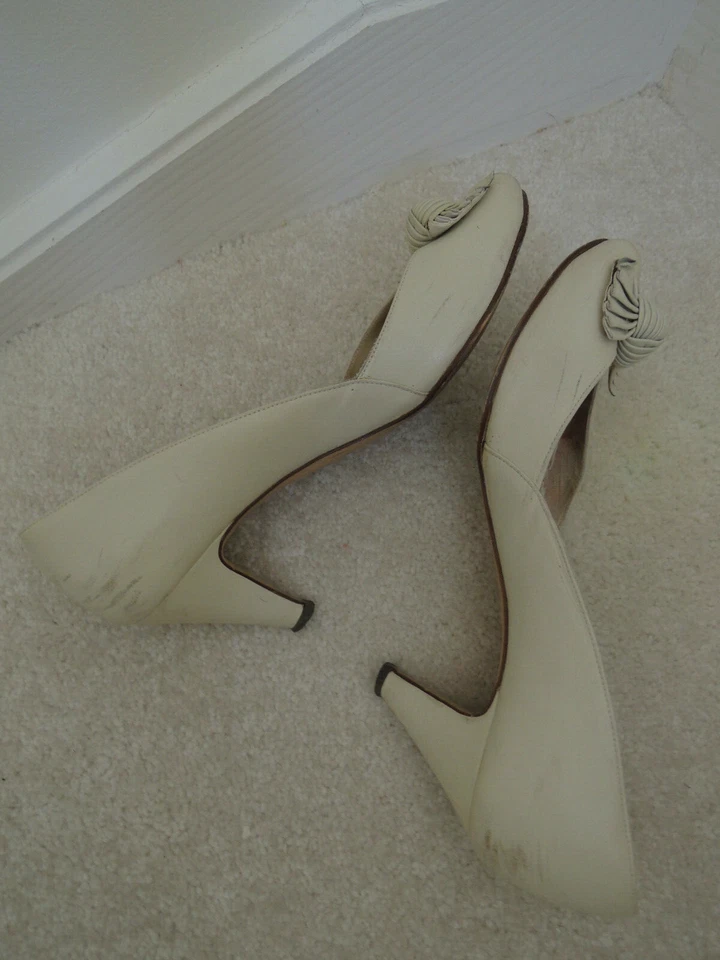 Zapatos de señora talla 8 1/2 M cuero beige 2 1/2" tacones altos valor $70 usados en excelente estado Foto 2 de 4