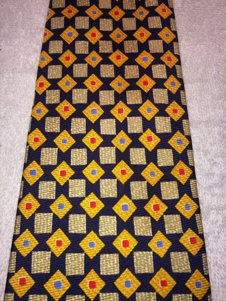 JOHNSTON AND MURPHY CORBATA PARA HOMBRE AZUL OSCURO CON AZULEJOS TOSTADOS Y AMARILLOS 4" X 58 Foto 3 de 4