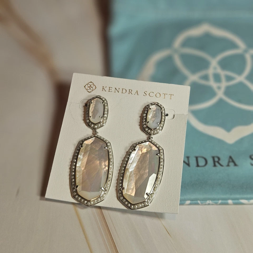 Pendientes Kendra Scott Plata Perla Cuentas Elle Distintivos NUEVO Con Etiquetas Foto 2 de 4