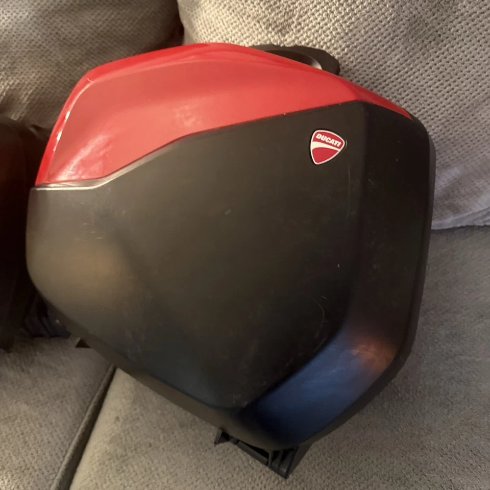 Alforjas laterales de equipaje Ducati usadas rojas Multistrada V4 Foto 2 de 4