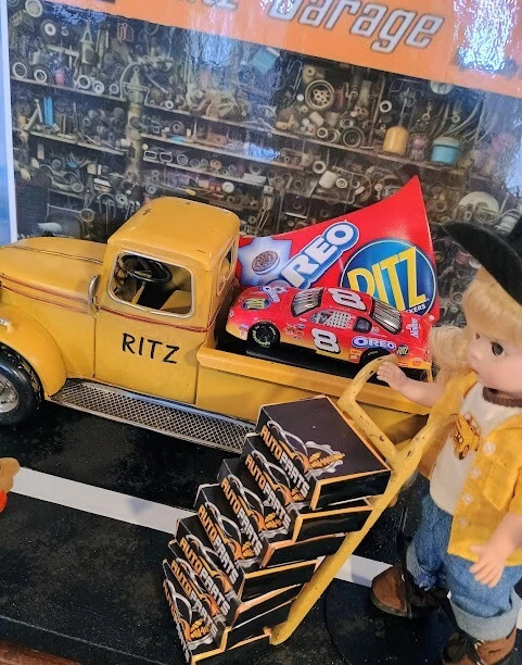 Muñeca Madame Alexander 8" "Primer Trabajo" DIORAMA Foto 2 de 4