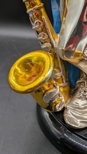 Estatuilla pintada grande de payaso apoyado en saxofón enchapada en plata, italiana vintage - Imagen 16 de 16