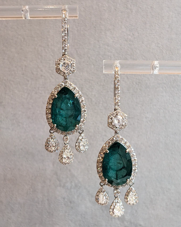 Pendientes colgantes grandes de pera esmeralda con diamantes en oro blanco de 18 k - HM2581II
