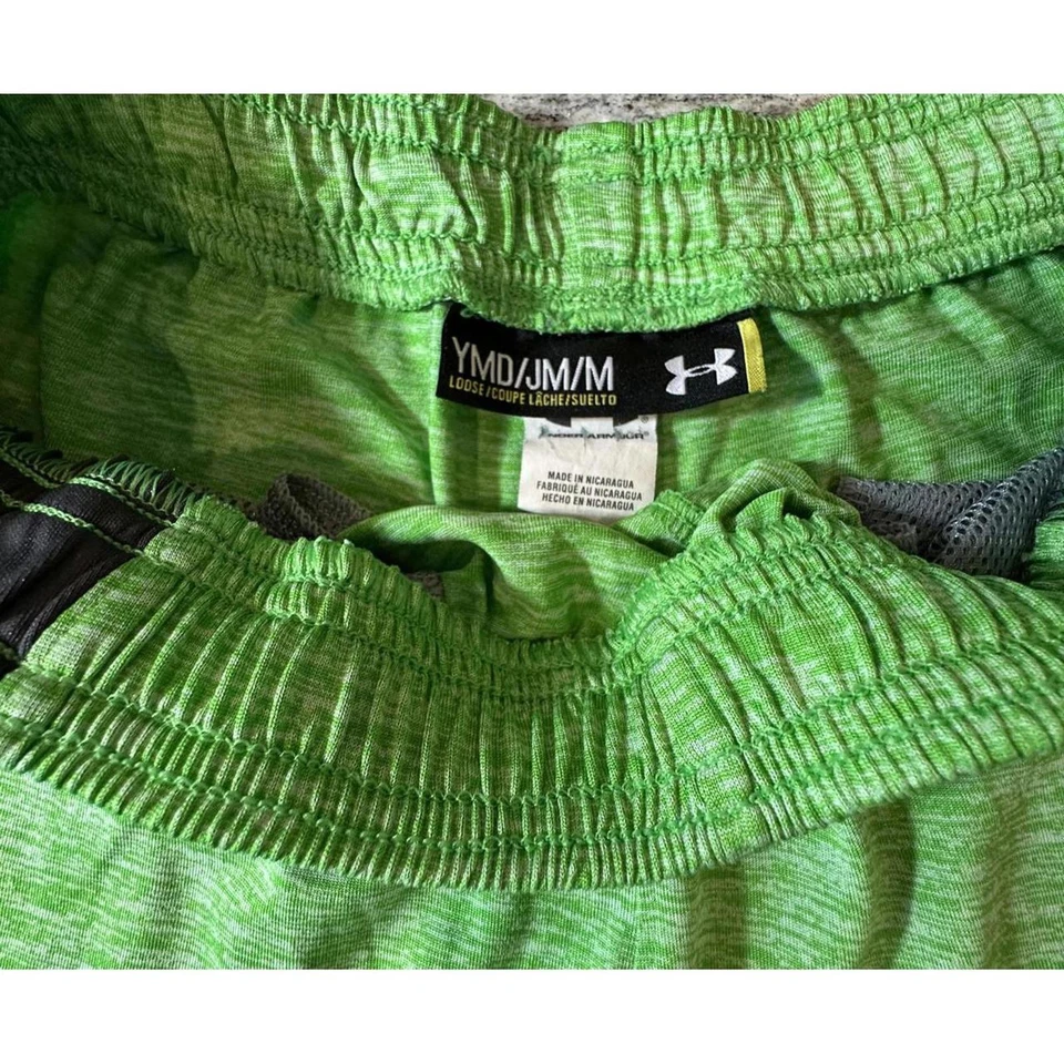 Pantalones cortos deportivos Under Armour juveniles medianos verdes jaspeados Foto 2 de 3